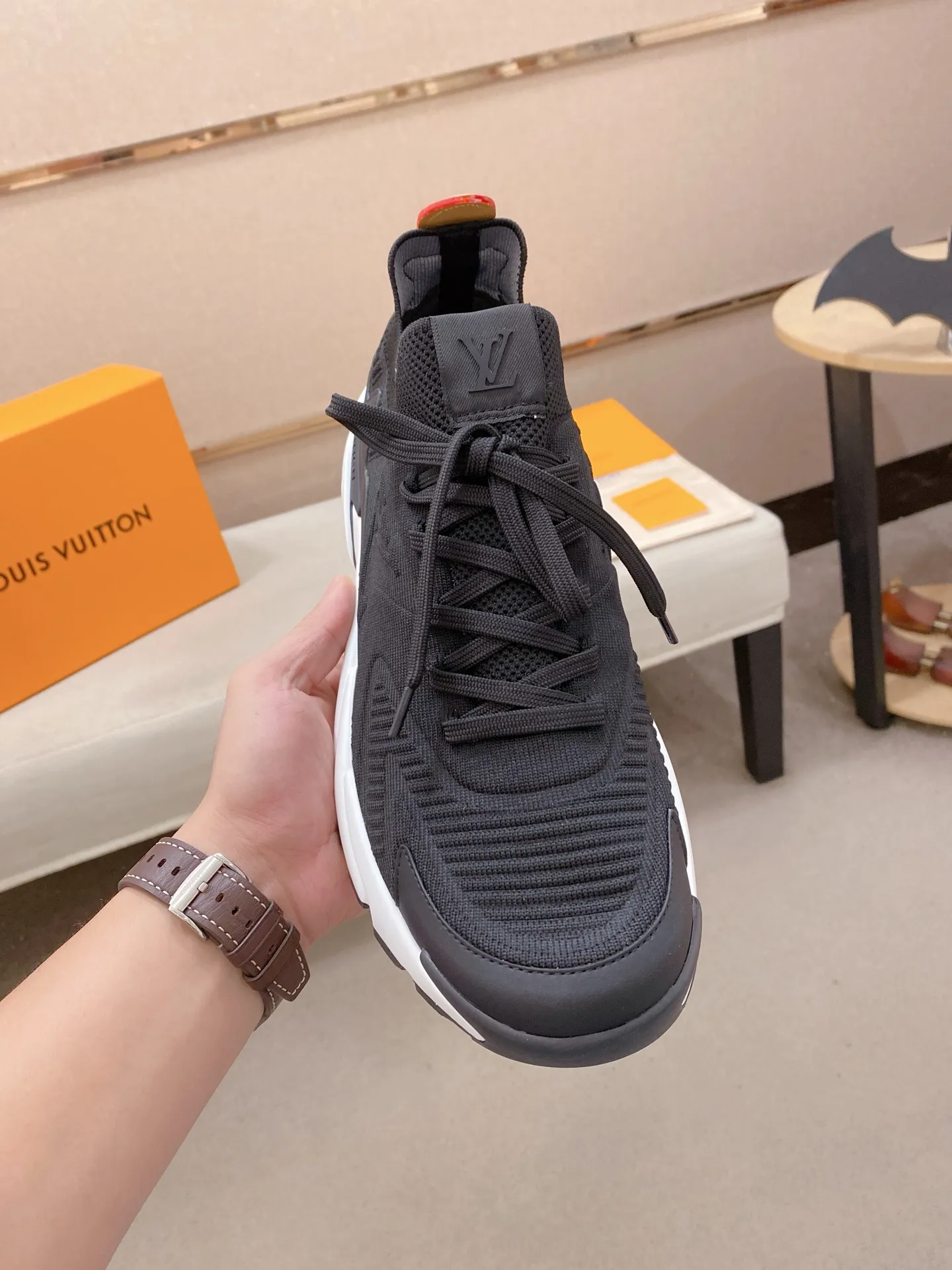 Men's Men's Shoes💰: 620💰The high version of the LV Runner Tatic sneakers are made of a whole piece of technical knitting to create an easy-to-take-on design, and are trimmed with cow leather to outline the upper. The LV logo on the side creates a dynamic feel among the textures, and the leather back strap is shaped like the handle fasteners in the Louis Vuitton leather goods collection. Mixed materials Laces Louis Vuitton accents Rubber outsole with Vuitton logo Size 39-44 Customizable 38.45.46